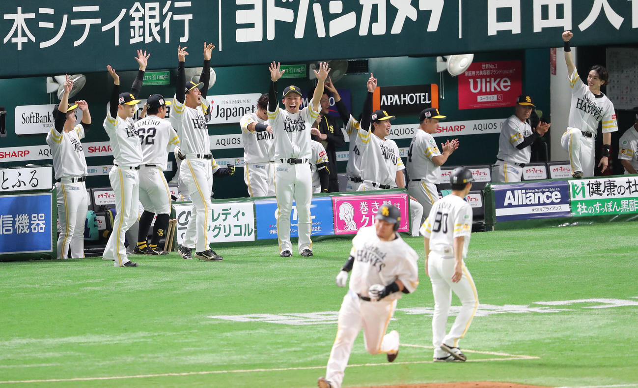 ソフトバンク対楽天　5回裏ソフトバンク2死一、二塁、山川は中越え3点本塁打を放ち喜ぶソフトバンクベンチ（撮影・鬼束羽瑠菜）