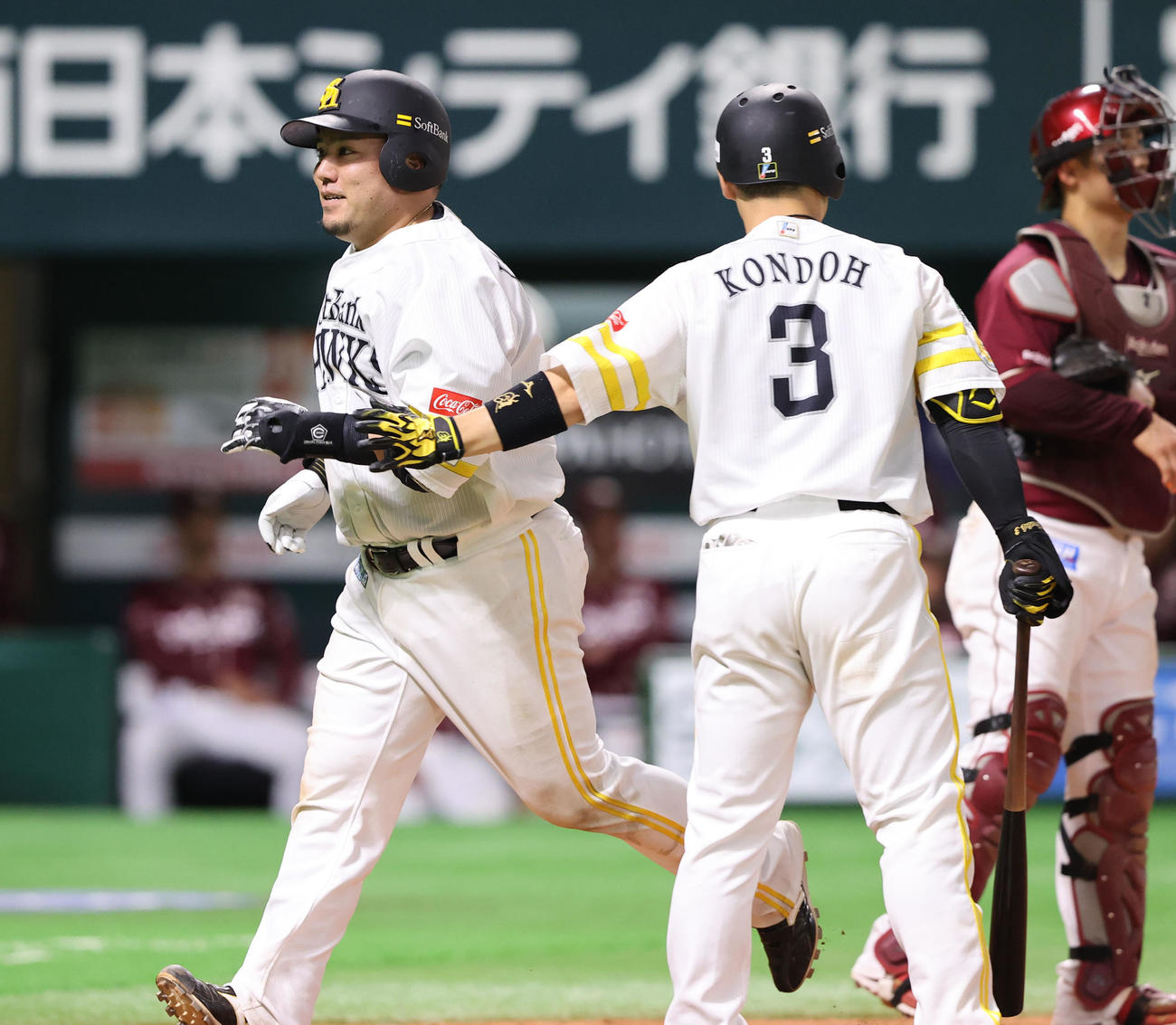 ソフトバンク対楽天　5回裏ソフトバンク2死一、二塁、山川は中越えに3点本塁打を放ち近藤とハイタッチ（撮影・梅根麻紀）