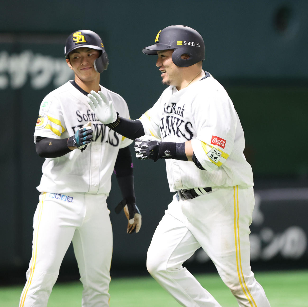 ソフトバンク対楽天　5回裏ソフトバンク2死一、二塁、山川は中越えに3点本塁打を放ち今宮とハイタッチ（撮影・梅根麻紀）