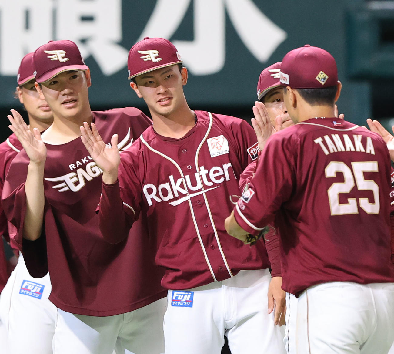 ソフトバンク対楽天　勝利投手となった古謝はナインを出迎える（撮影・梅根麻紀）