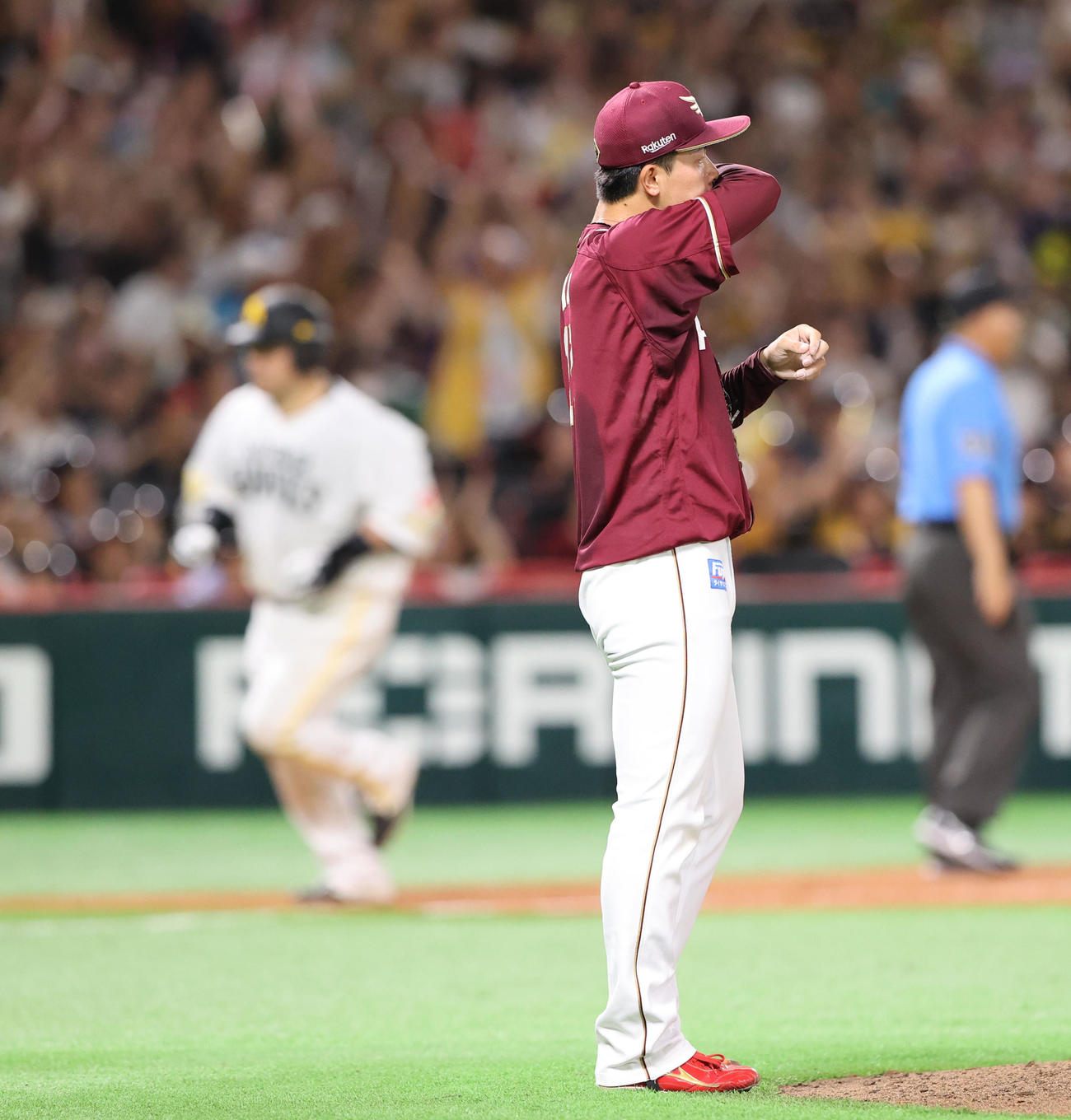 ソフトバンク対楽天　5回裏ソフトバンク2死一、二塁、山川に中越え3点本塁打を浴びた古謝（撮影・梅根麻紀）