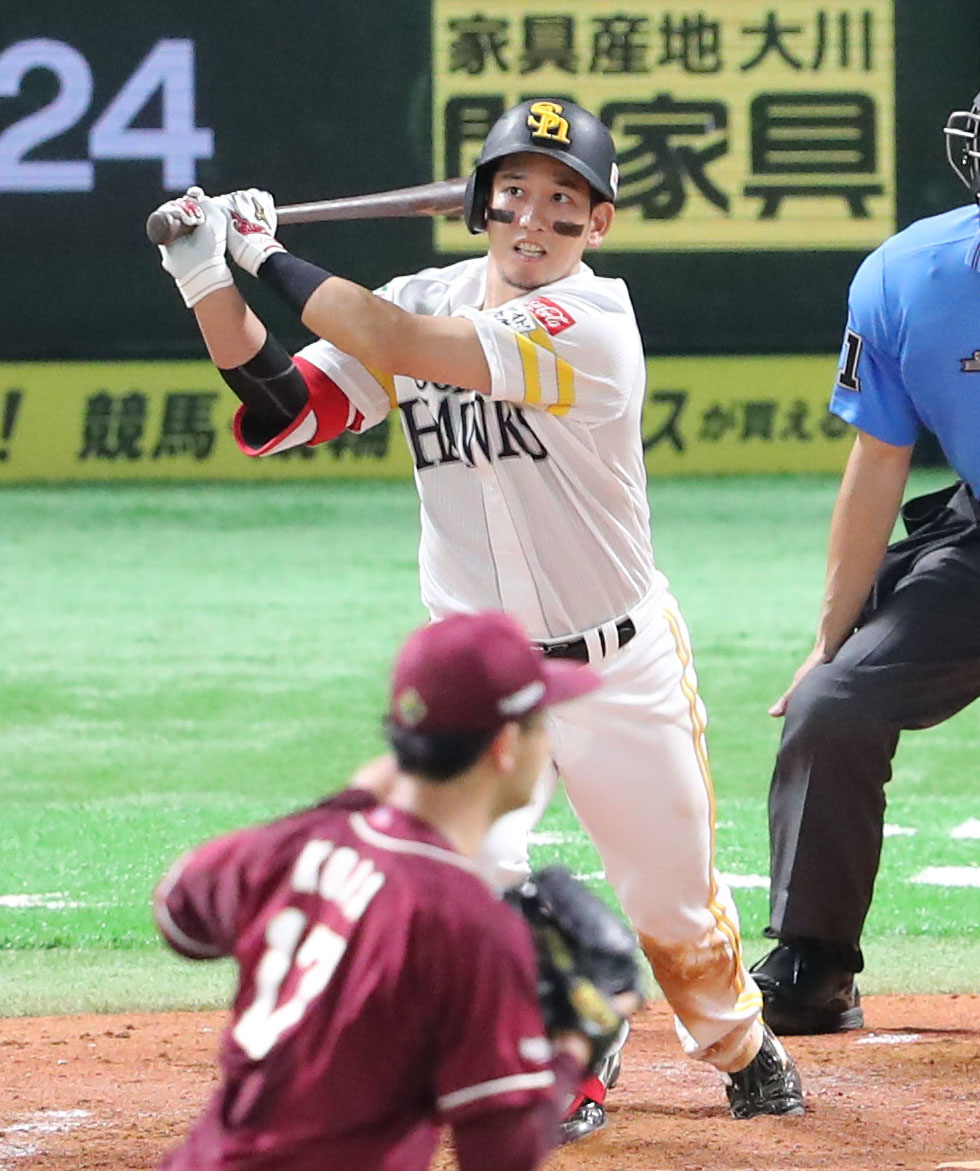 ソフトバンク対楽天　5回裏ソフトバンク2死一、三塁、栗原は右前適時打を放つ（撮影・鬼束羽瑠菜）