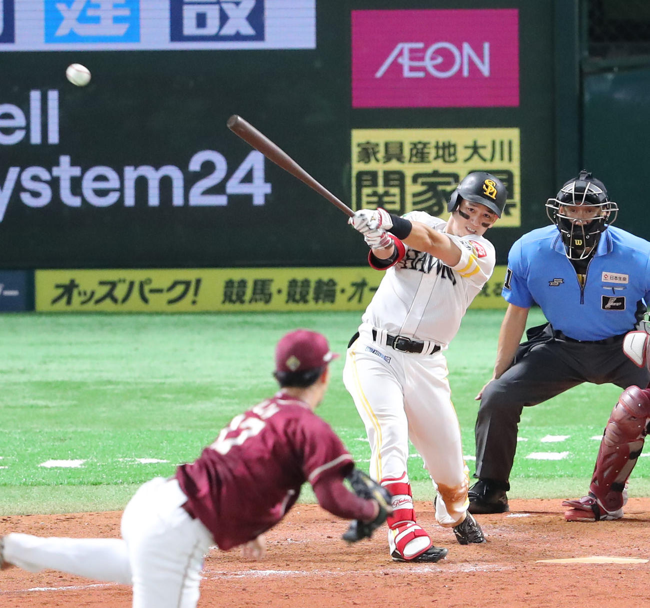 ソフトバンク対楽天　5回裏ソフトバンク2死一、三塁、栗原は右前適時打を放つ（撮影・鬼束羽瑠菜）