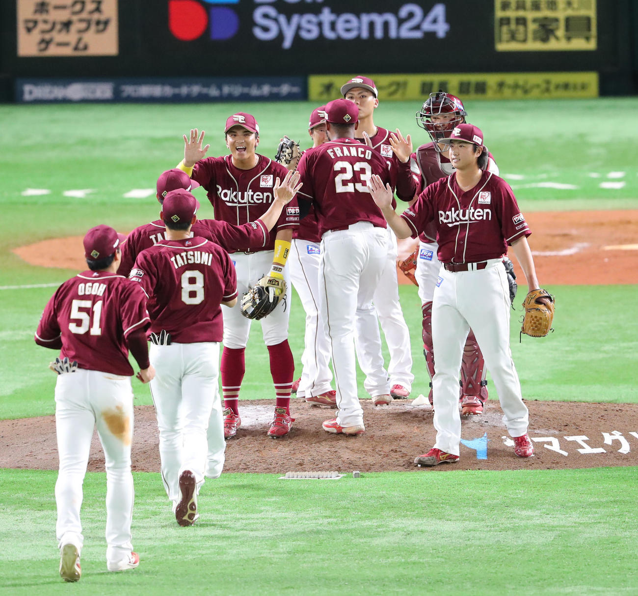 ソフトバンク対楽天　ソフトバンクに勝利した楽天ナインはマウンドでタッチをかわす（撮影・鬼束羽瑠菜）