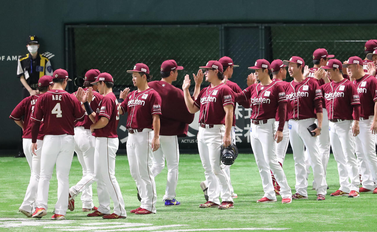 ソフトバンク対楽天　ソフトバンクに勝利した楽天ナインはベンチ前でタッチをかわす（撮影・鬼束羽瑠菜）