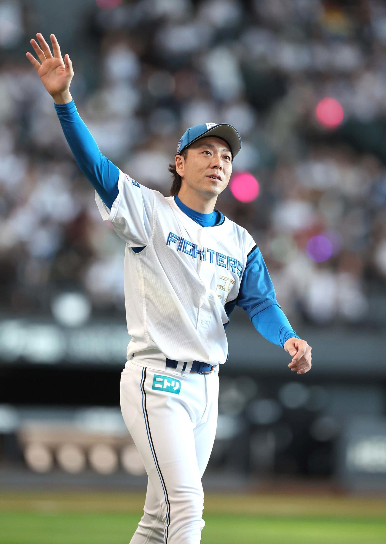 日本ハム対西武　試合後、スタンドのファンに手を振る宮西（撮影・黒川智章）