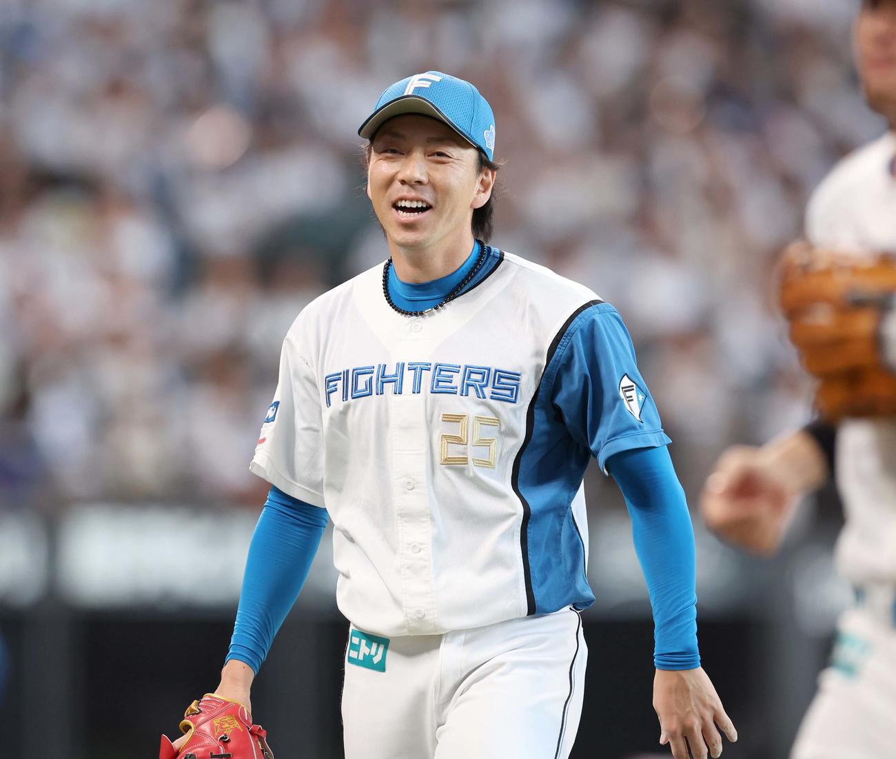 日本ハム対西武　8回表、無失点に抑え笑顔で引き揚げる宮西（撮影・黒川智章）
