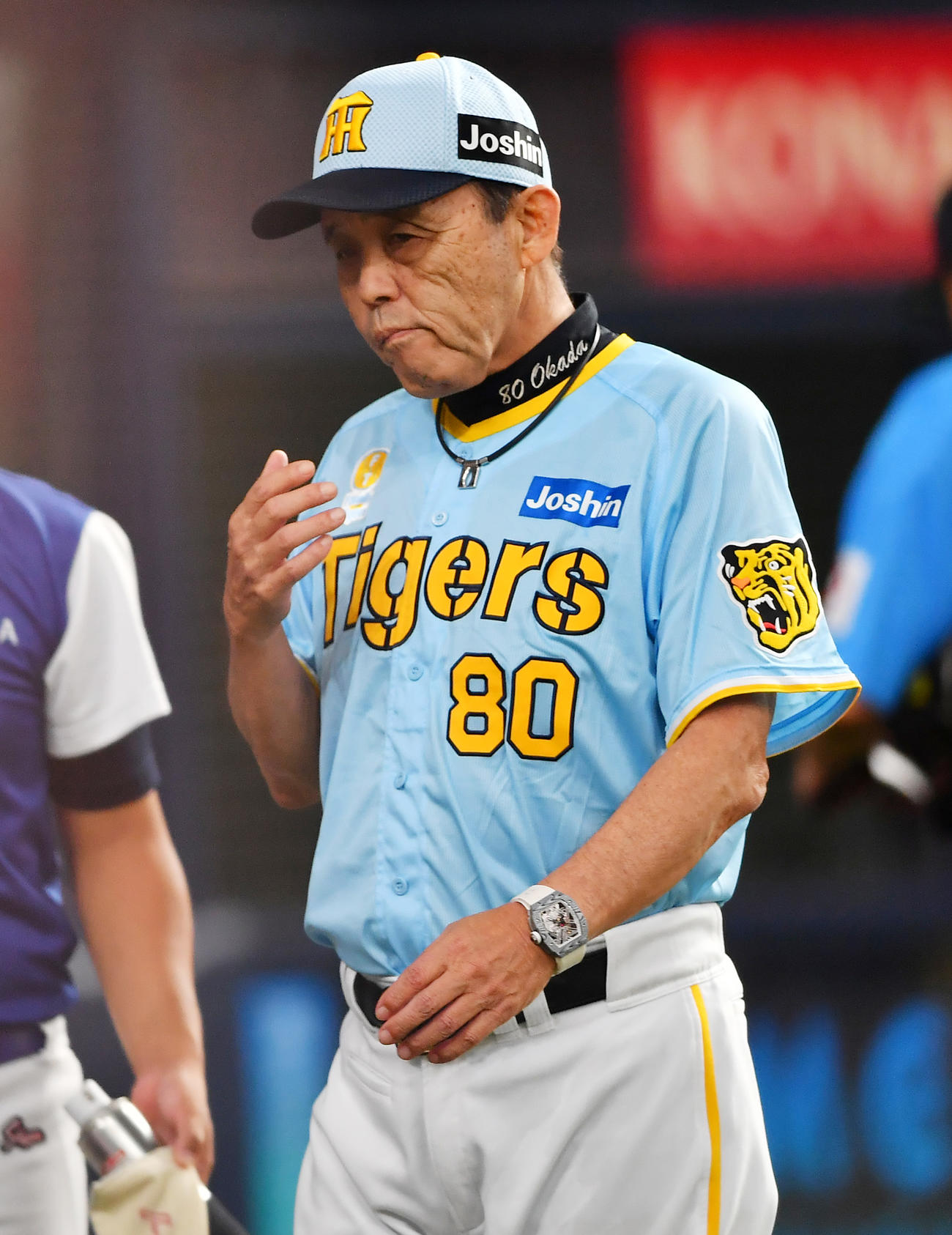 阪神対広島　8回、投手交代を告げ厳しい表情でベンチに戻る岡田監督（撮影・清水貴仁）