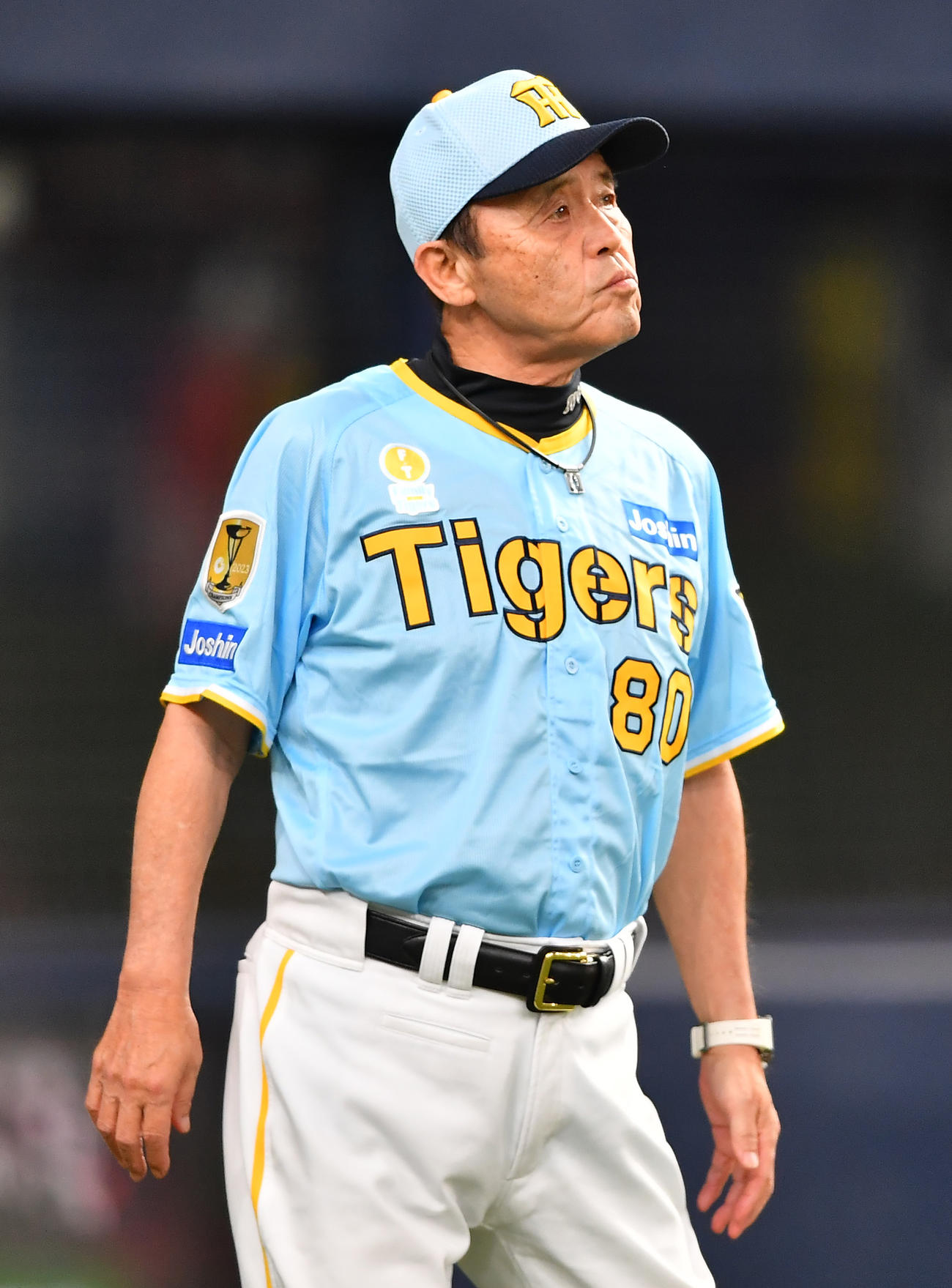 阪神対広島　7回表広島2死満塁、4失点の大竹の降板を告げる岡田監督（撮影・清水貴仁）