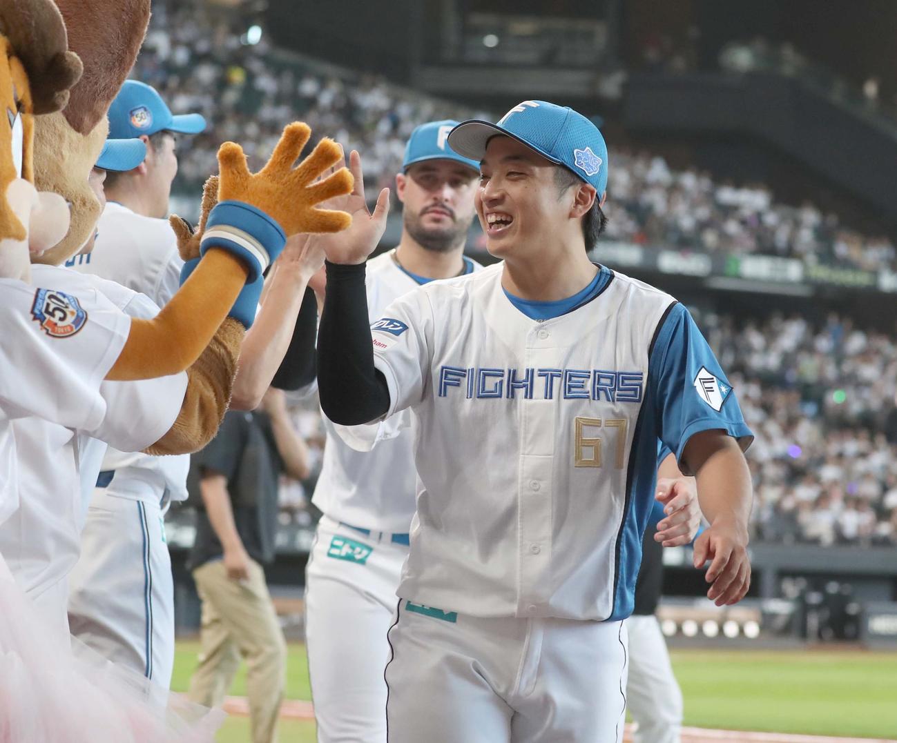 日本ハム対西武　試合後、笑顔でハイタッチする山本拓（撮影・黒川智章）