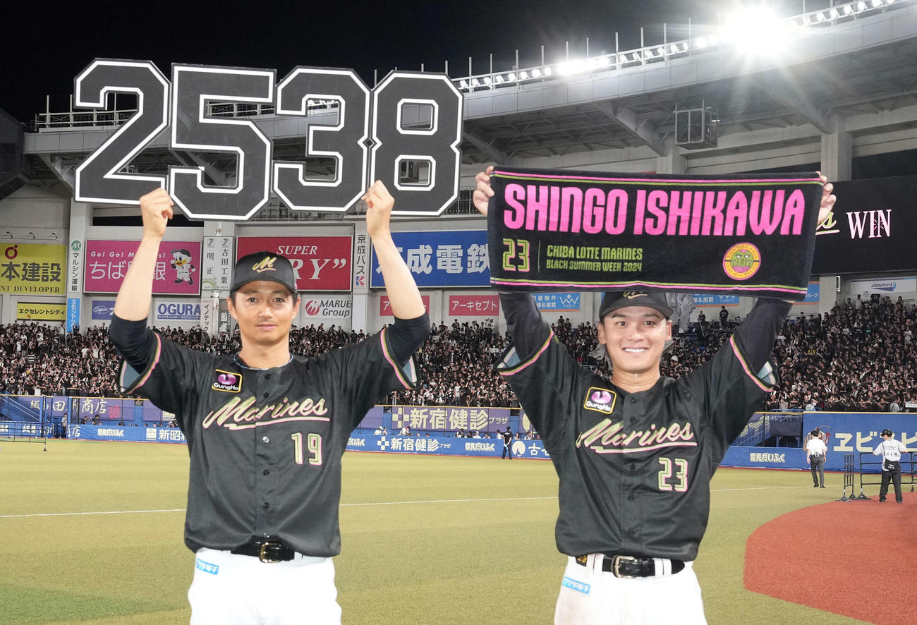 ロッテ対オリックス　ZOZOマリンで2538日ぶりとなる先発での勝利を挙げたロッテ唐川（左）と決勝打の石川慎（撮影・小沢裕）
