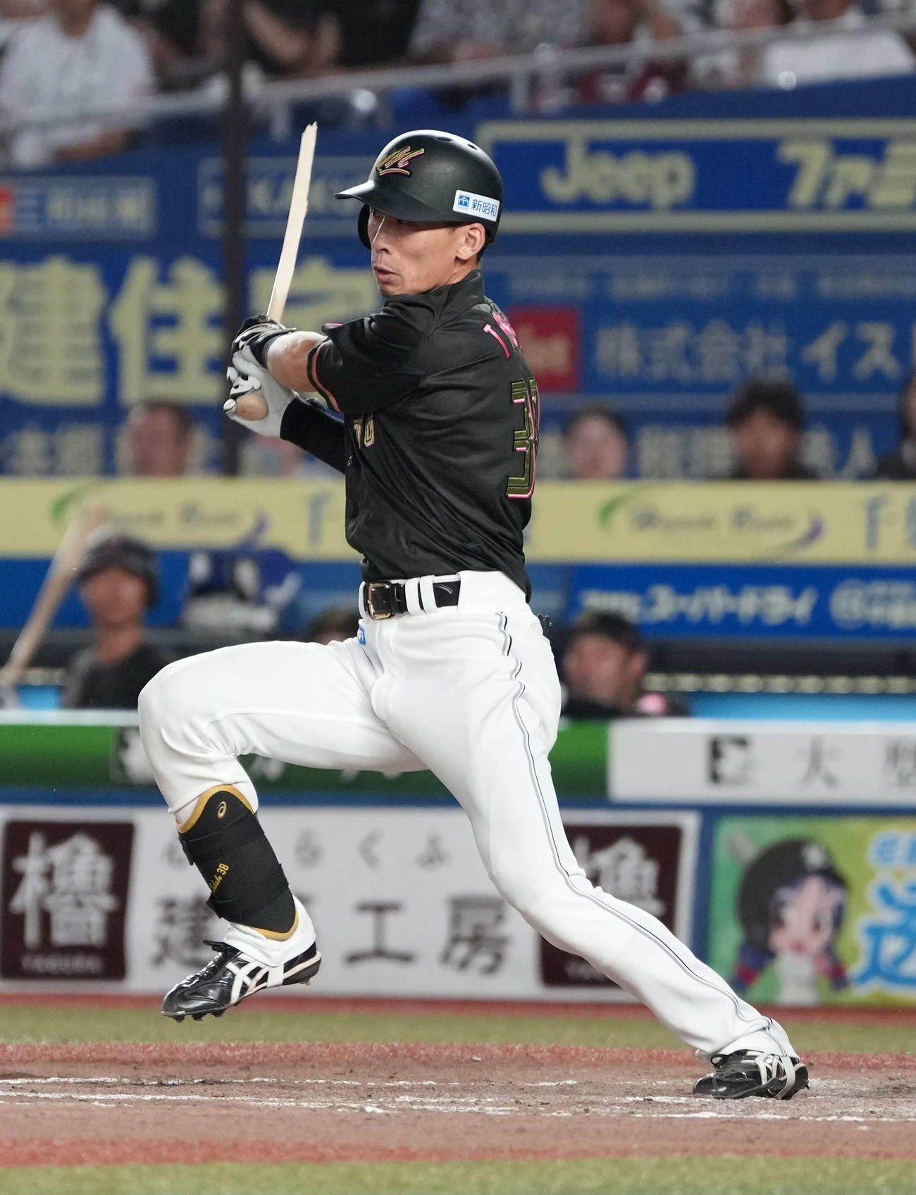 ロッテ対オリックス　8回裏ロッテ2死一、三塁、高部はバットを折られながら遊撃適時内野安打とする（撮影・小沢裕）