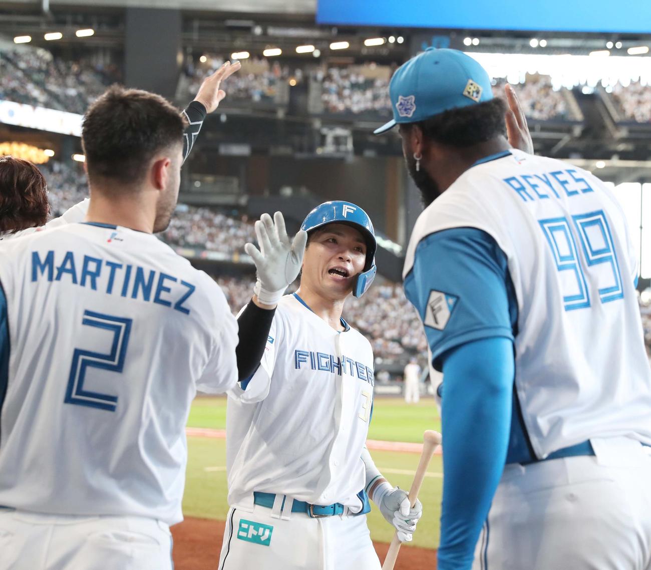 日本ハム対西武　8回裏、本塁打を放った郡司はナインに出迎えられる（撮影・黒川智章）