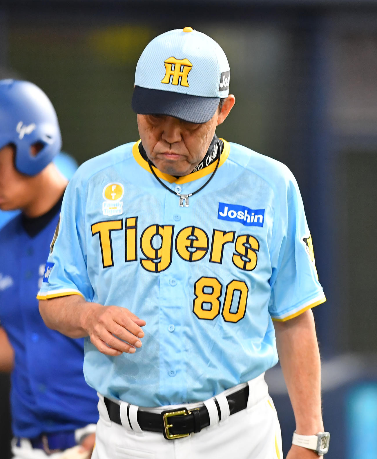 阪神対広島　8回、投手交代を告げ厳しい表情でベンチに戻る岡田監督（撮影・清水貴仁）