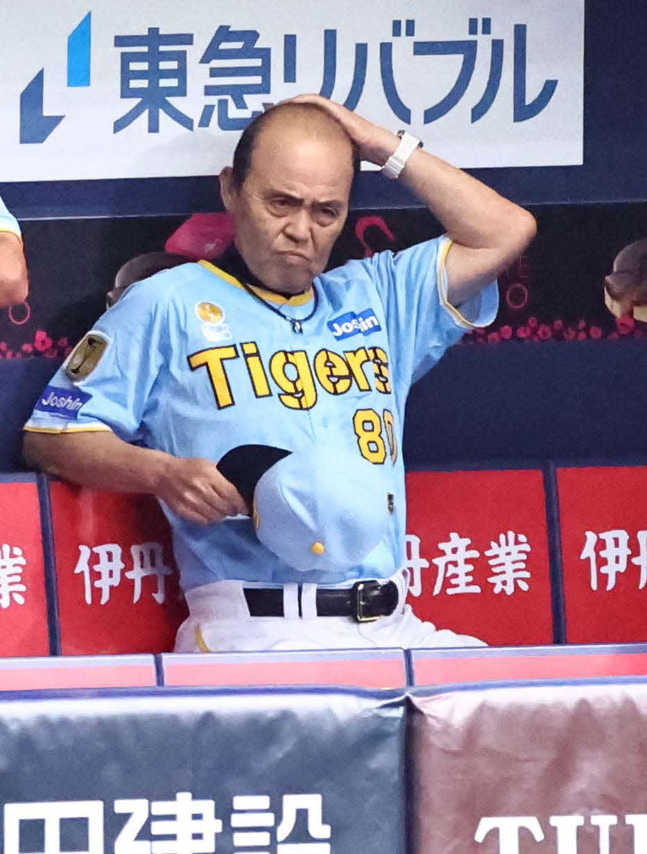阪神対広島　7回表広島2死一、二塁、会沢に適時打を浴びた岡田監督は厳しい表情を見せる（撮影・上田博志）