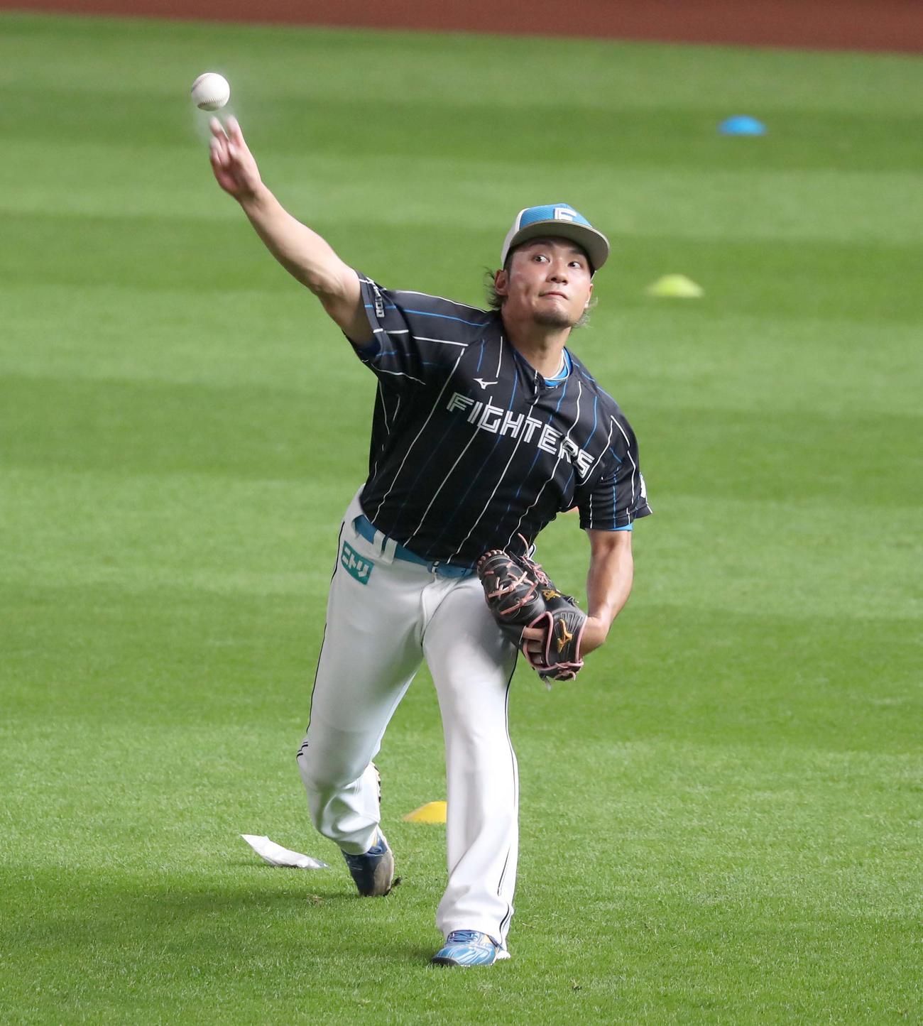 日本ハム対西武　キャッチボールする伊藤（撮影・黒川智章）