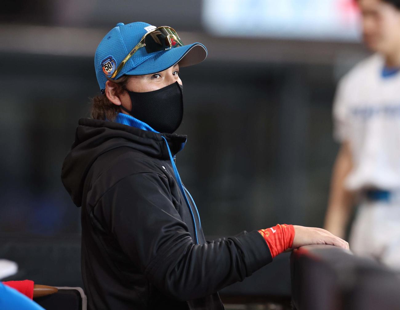 日本ハム対西武　試合を見つめる新庄監督（撮影・黒川智章）