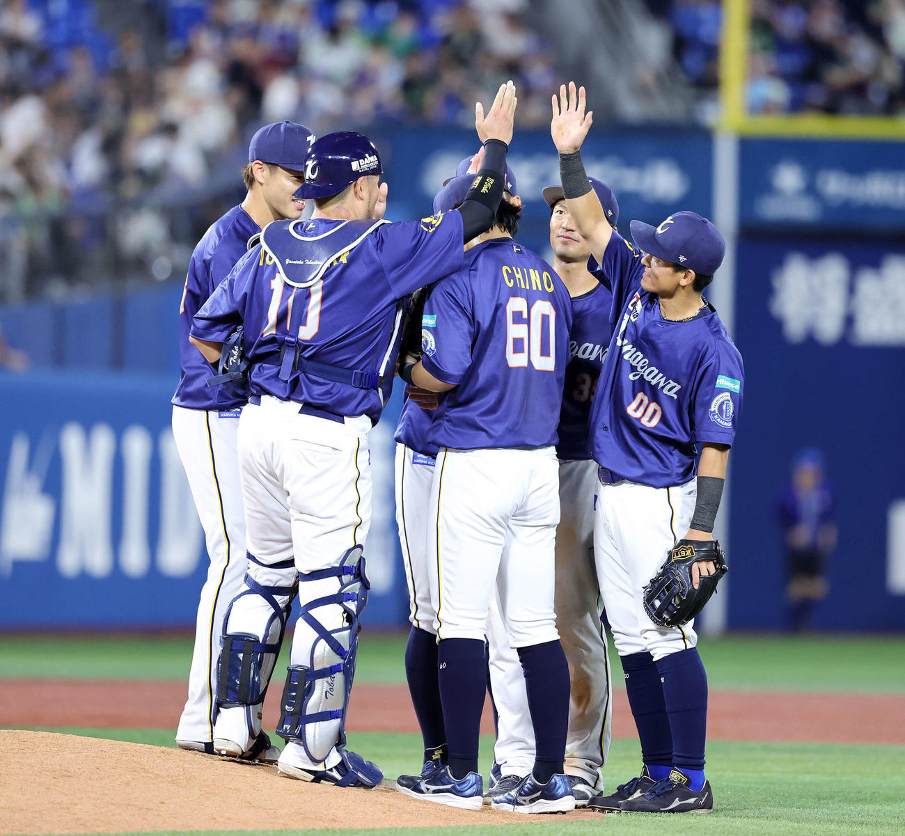 DeNA対ヤクルト　勝利しマウンドに集まるDeNAの選手たち（撮影・鈴木正人）