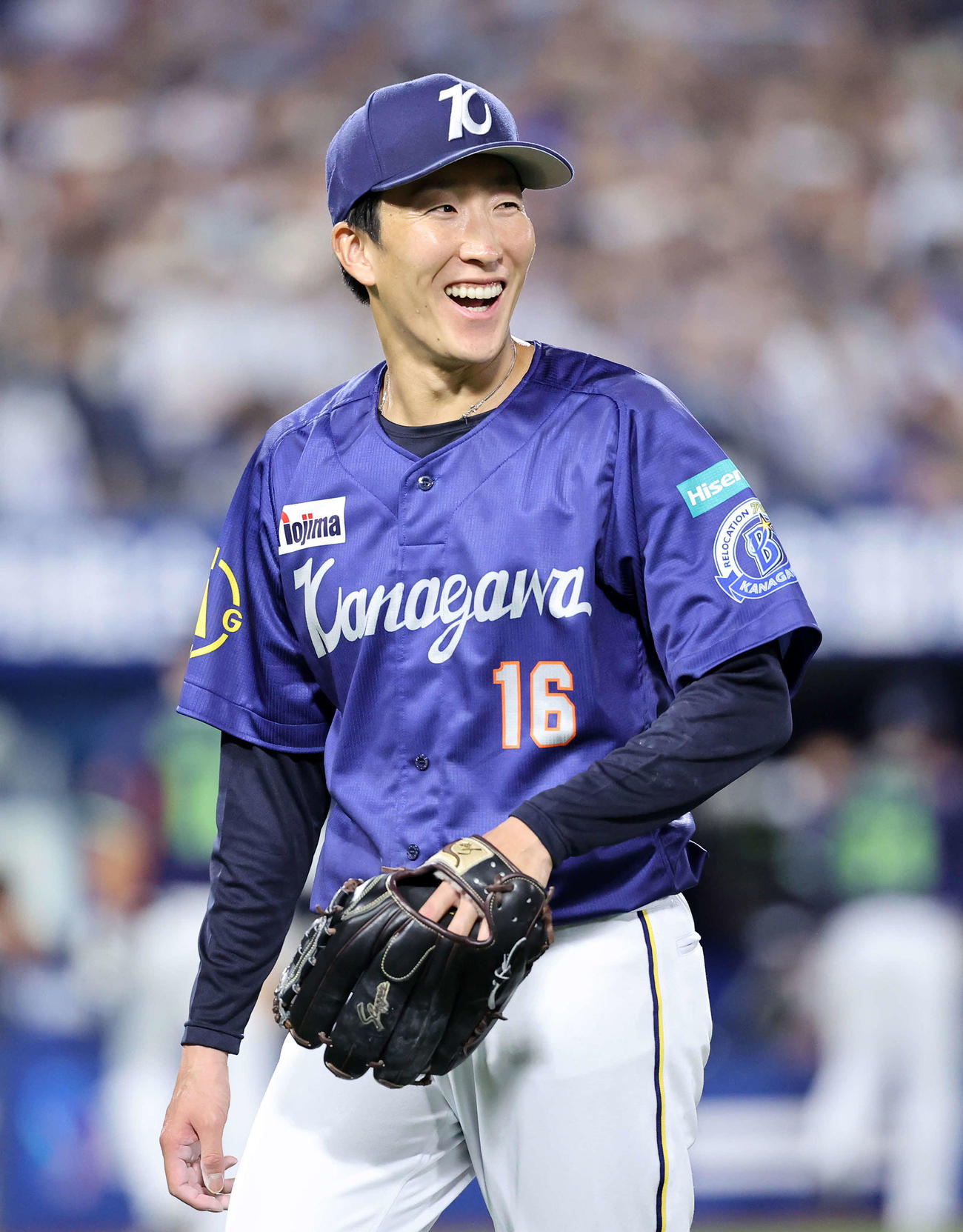 DeNA対ヤクルト　6回表、ヤクルトの攻撃を抑え笑顔でベンチに引き揚げるDeNA大貫（撮影・鈴木正人）