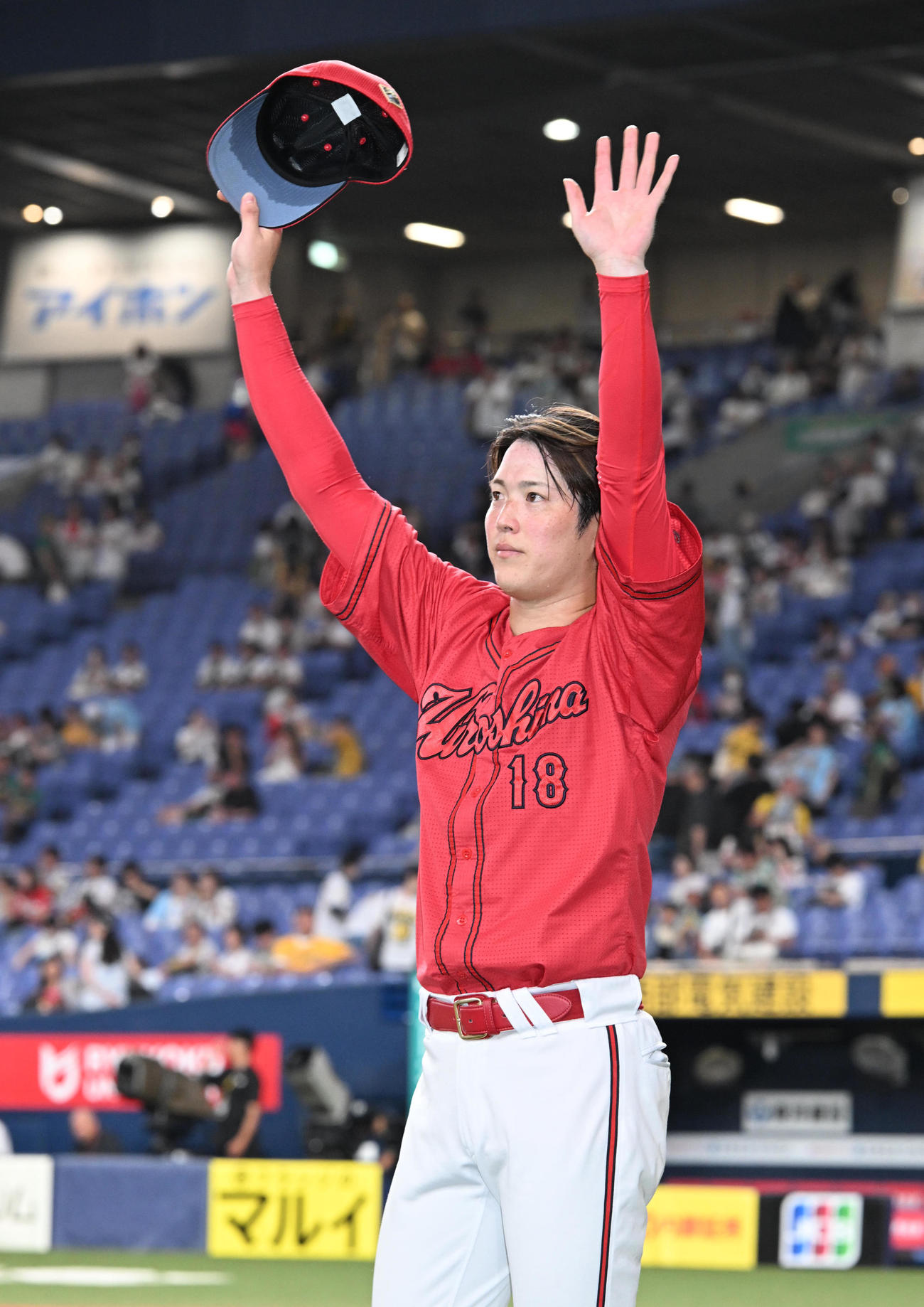 阪神対広島　1失点完投勝利を飾った広島森下はファンの声援に帽子を取って応える（撮影・和賀正仁）