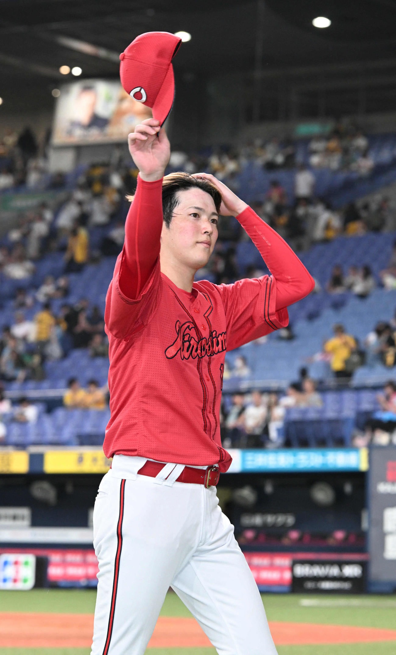 阪神対広島　1失点完投勝利を飾った広島森下はファンの声援に帽子を取って応える（撮影・和賀正仁）