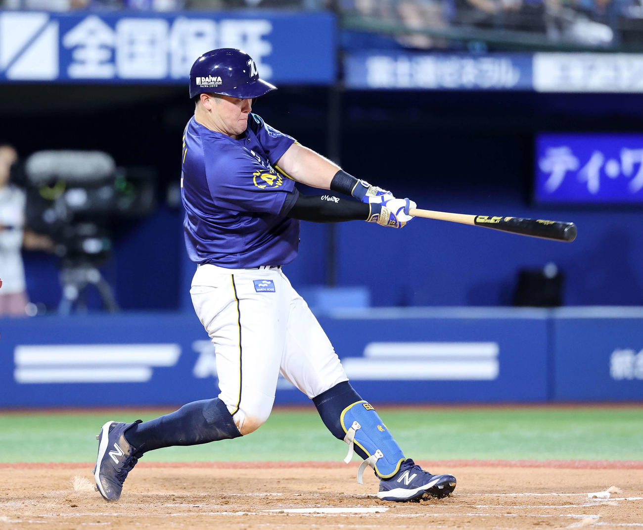 DeNA対ヤクルト　2回裏DeNA2死満塁、牧は左越え適時二塁打を放つ（撮影・鈴木正人）