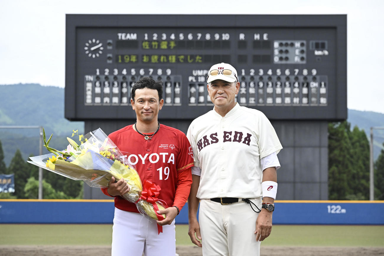 早大・小宮山悟監督（右）とトヨタ自動車で現役引退した早大OBの佐竹功年氏