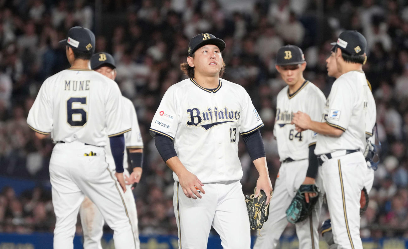 ロッテ対オリックス　8回裏ロッテ無死一、二塁、降板するオリックス先発の宮城（撮影・小沢裕）