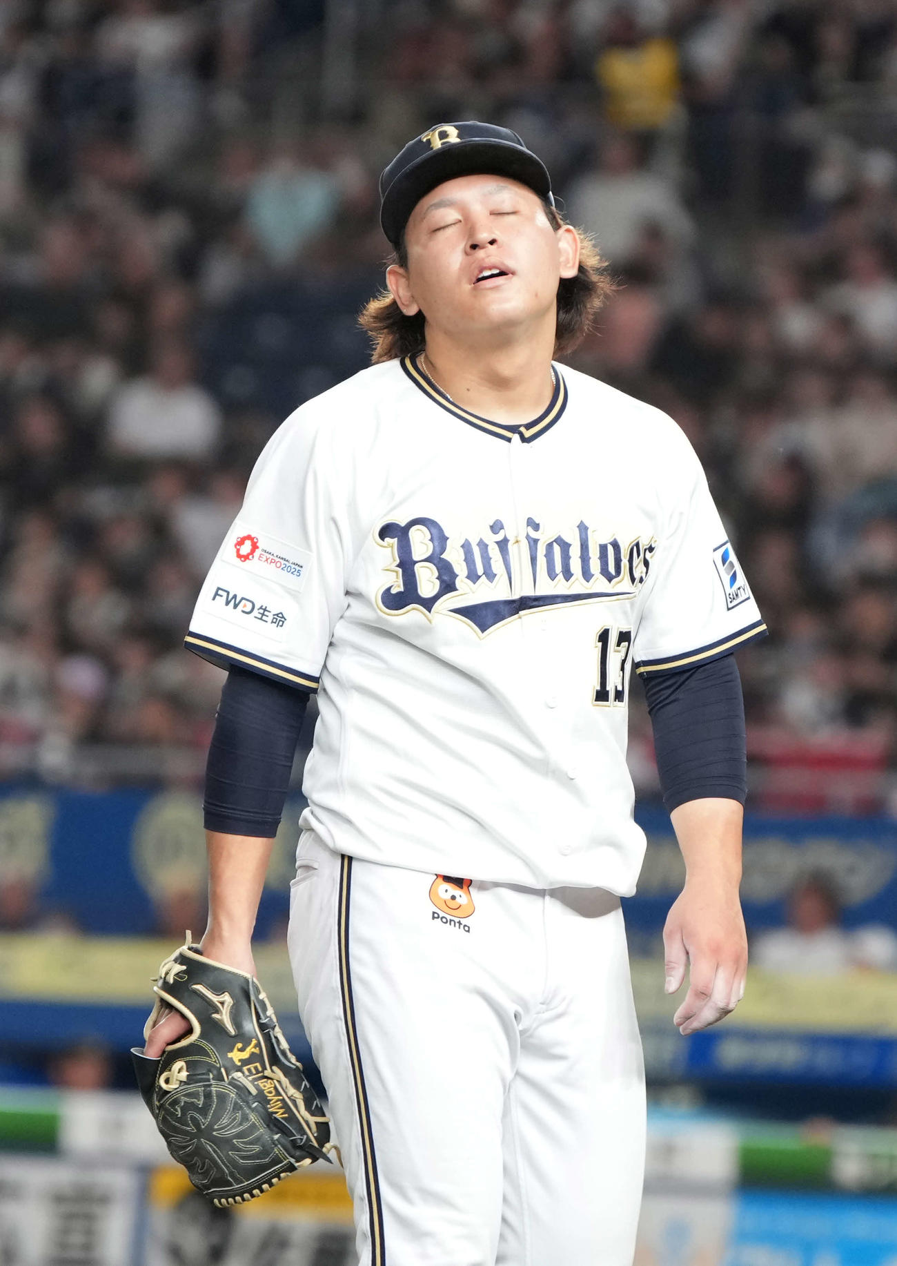 ロッテ対オリックス　6回裏ロッテに勝ち越しを許し天を仰ぐオリックス先発の宮城（撮影・小沢裕）