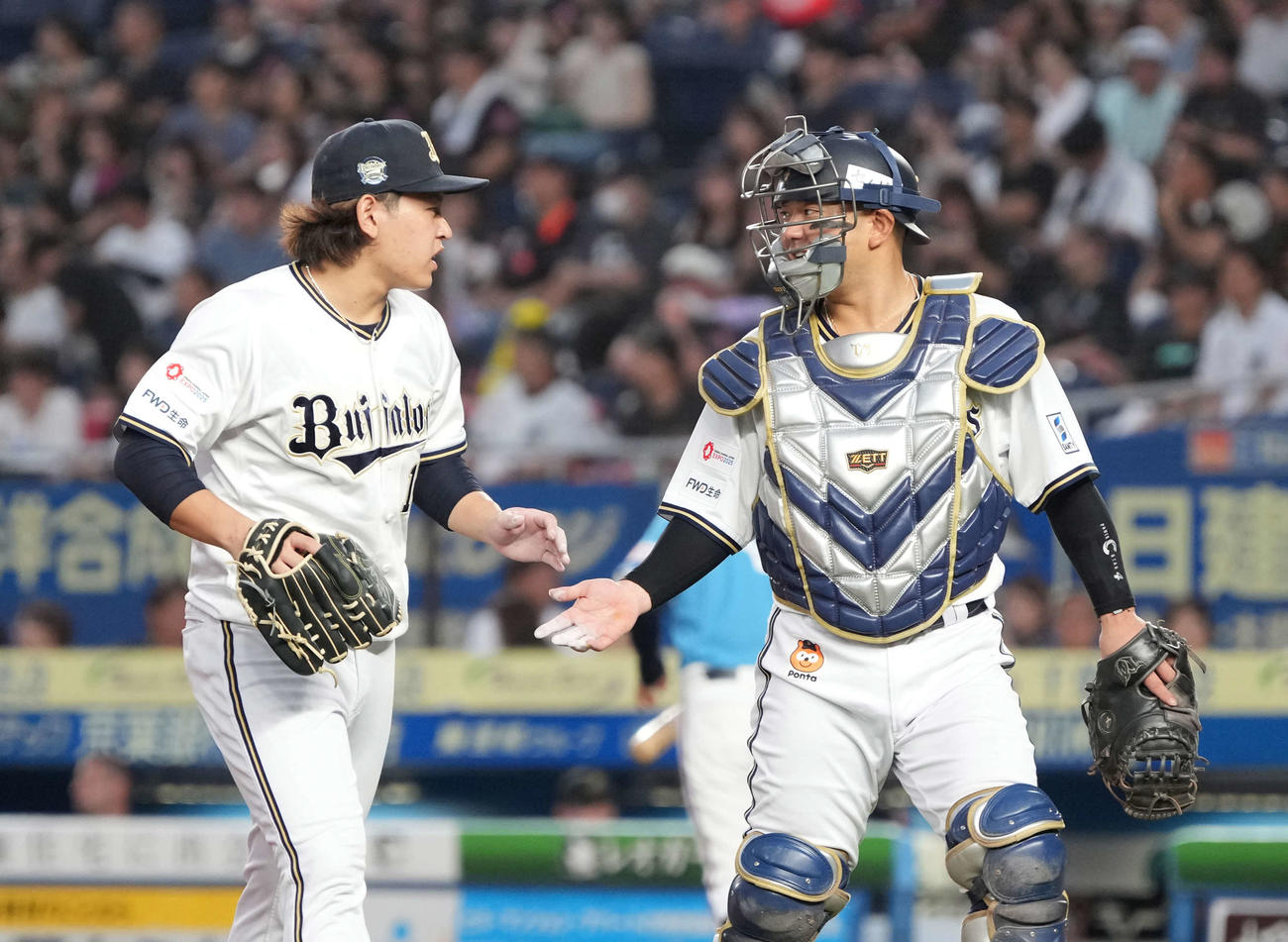 ロッテ対オリックス　2回の投球を終え森（右）に声を掛けられるオリックス先発の宮城（撮影・小沢裕）
