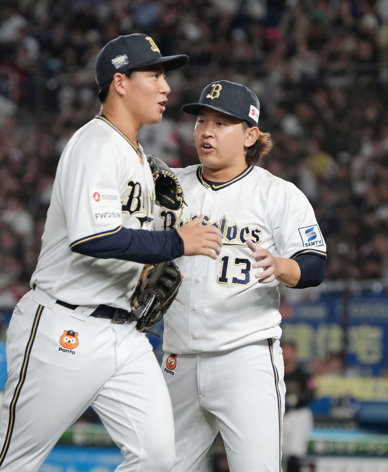 ロッテ対オリックス　5回の投球を終えナインを出迎えるオリックス先発の宮城（撮影・小沢裕）