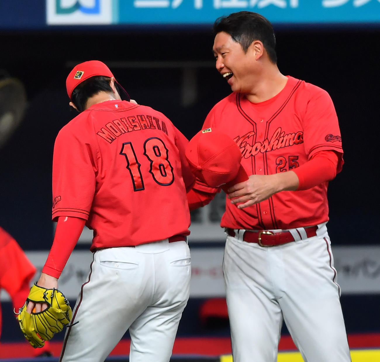 阪神対広島　9回1失点で完投勝利をの森下（左）を笑顔で出迎える新井監督（撮影・清水貴仁）