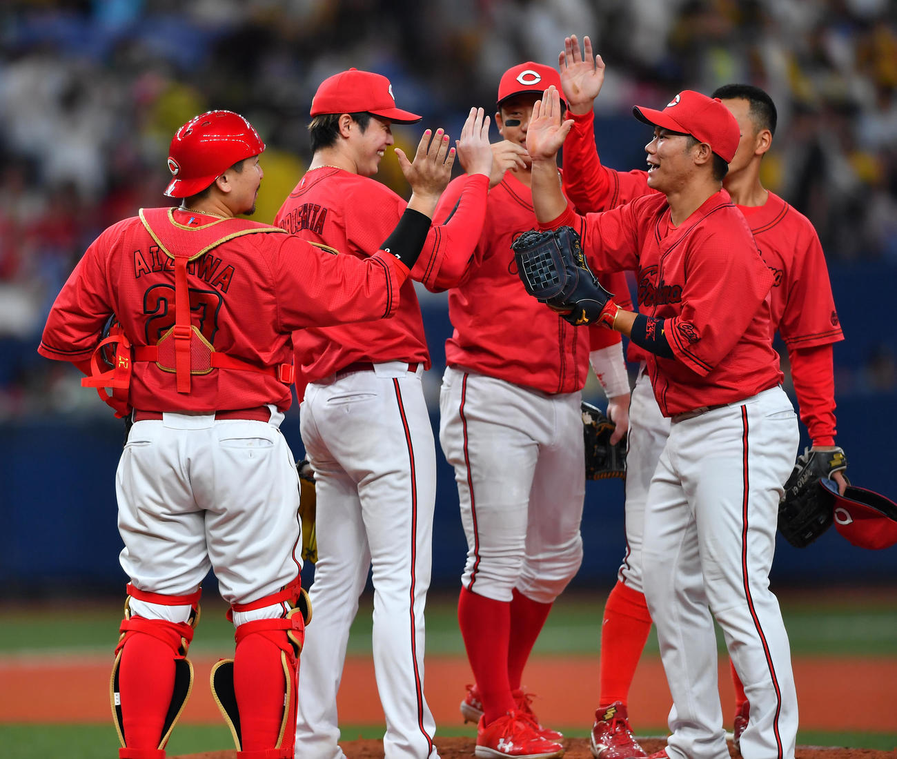 阪神対広島　9回1失点で完投勝利をあげチームメートとタッチを交わす広島森下（撮影・清水貴仁）