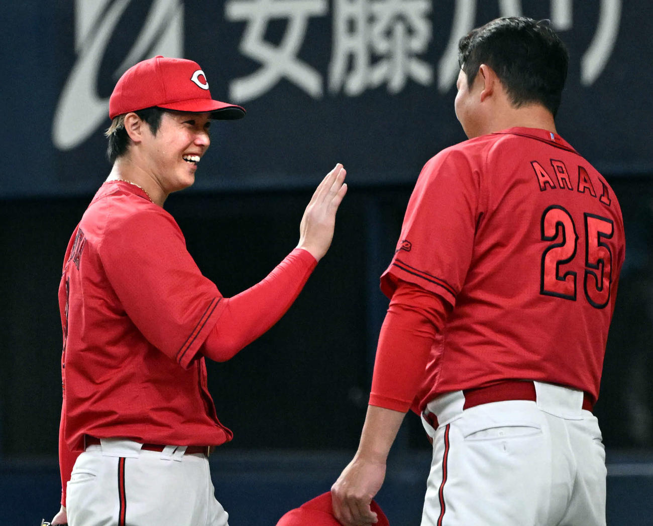 阪神対広島　1失点完投勝利を飾った広島森下（左）は新井監督とタッチする（撮影・和賀正仁）