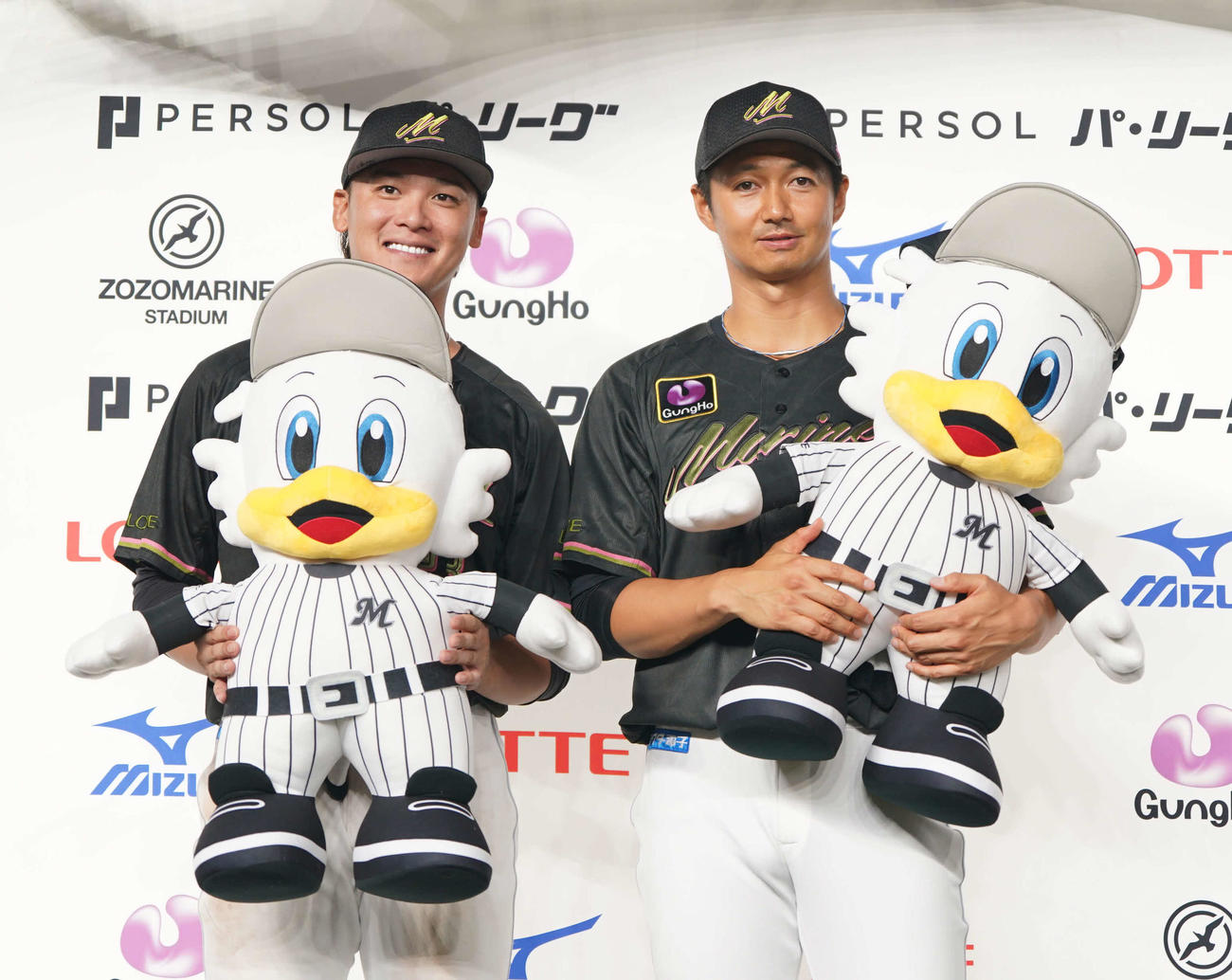 ロッテ対オリックス　決勝打の石川慎（左）とZOZOマリンで7年ぶりとなる先発での勝利を挙げたロッテ唐川（撮影・小沢裕）