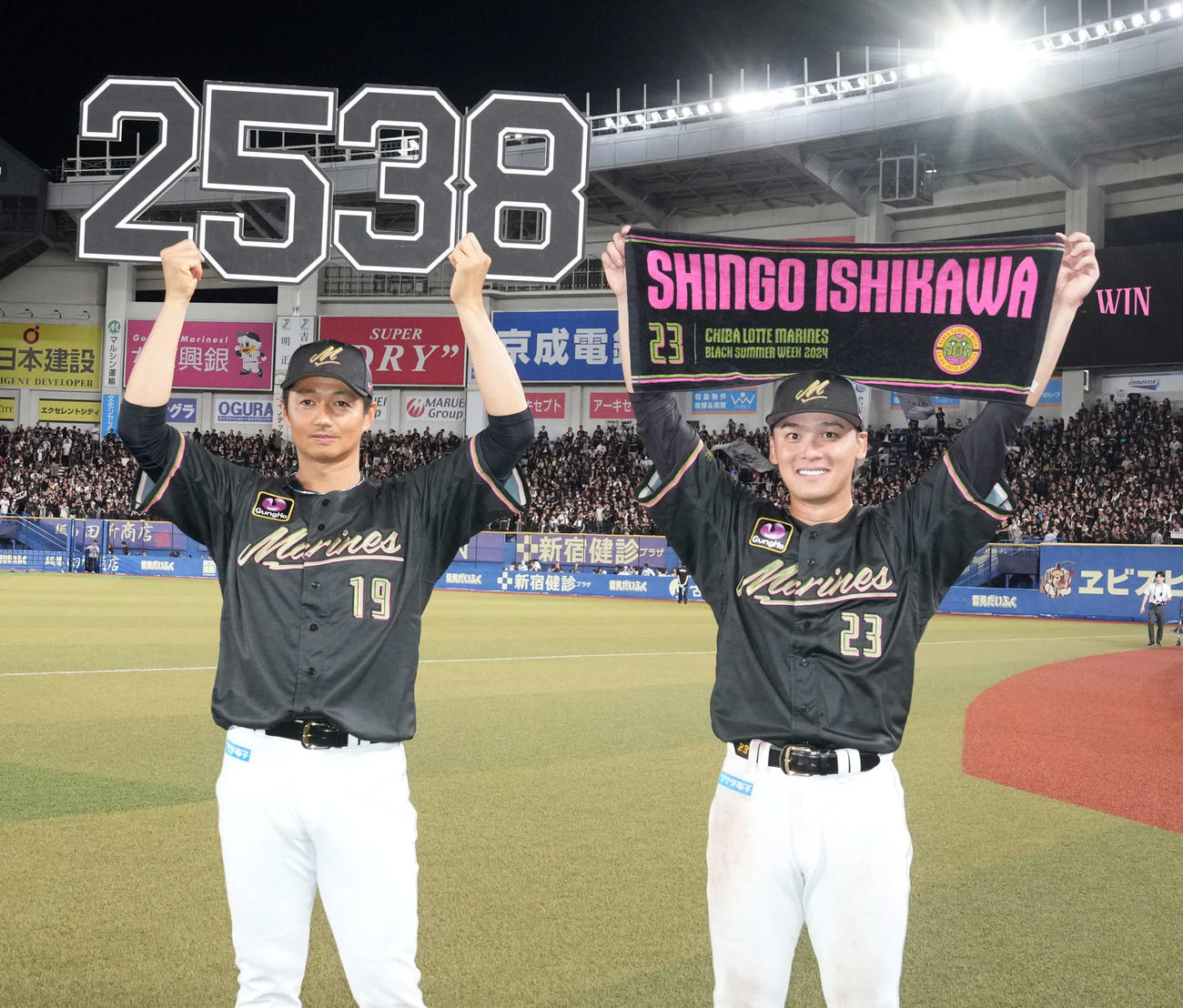 ロッテ対オリックス　ZOZOマリンで2538日ぶりとなる先発での勝利を挙げたロッテ唐川（左）と決勝打の石川慎（撮影・小沢裕）