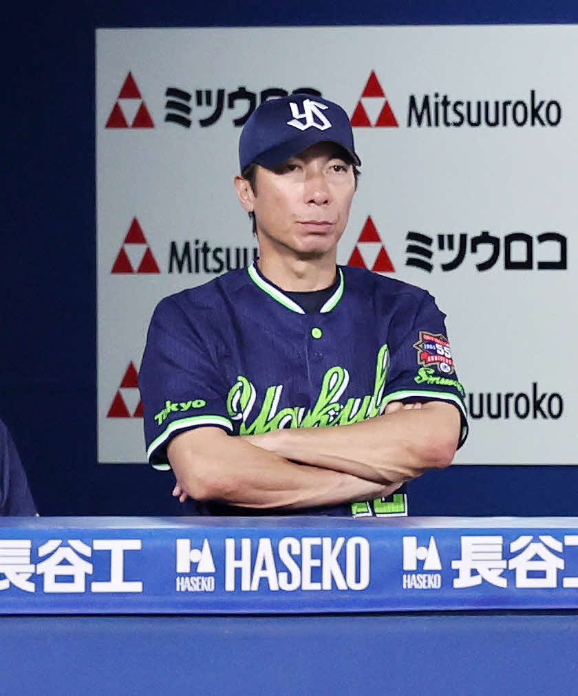 DeNA対ヤクルト　9回表、戦況を見つめるヤクルト高津監督（撮影・鈴木正人）