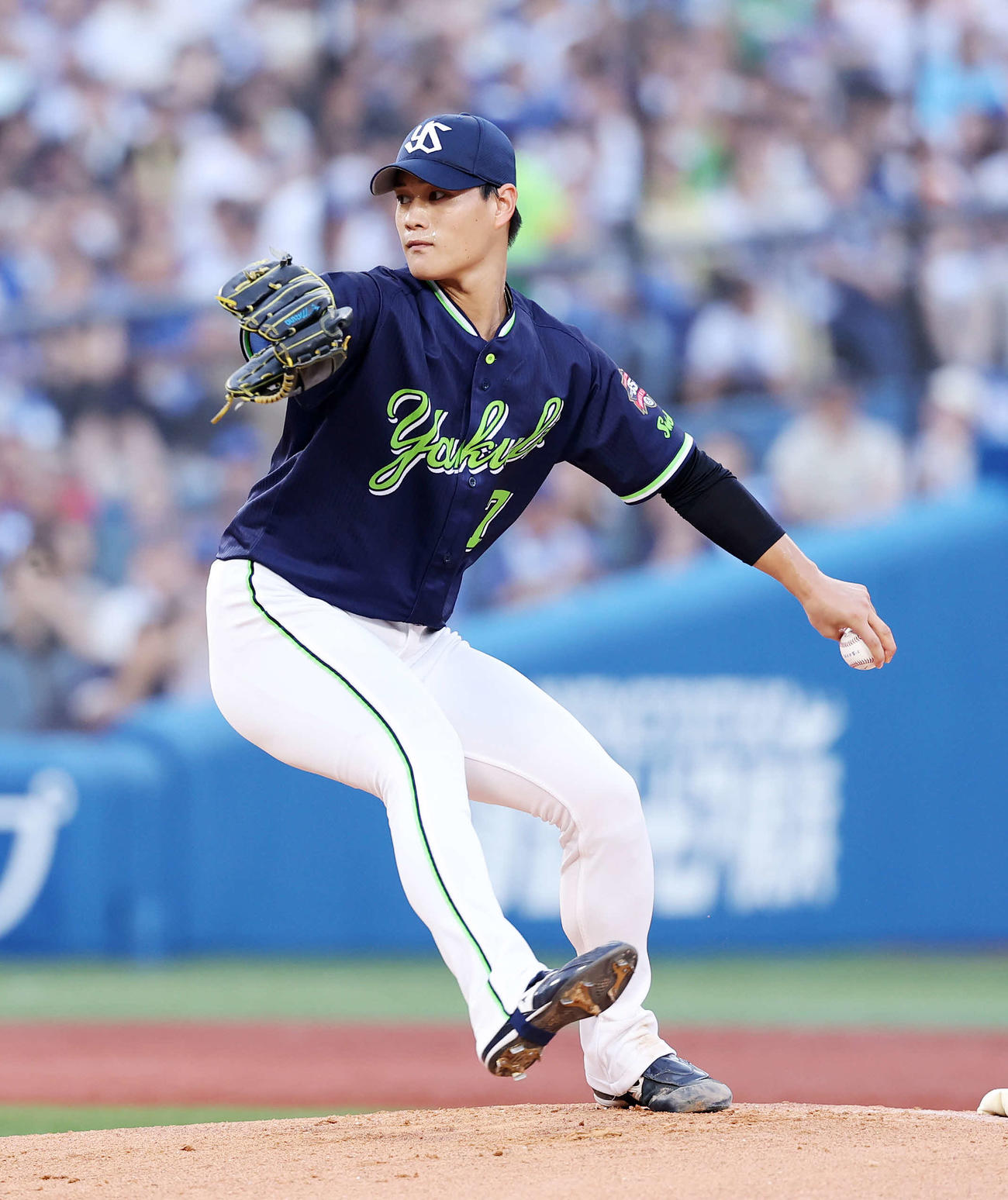 DeNA対ヤクルト　力投するヤクルト先発の高橋（撮影・鈴木正人）