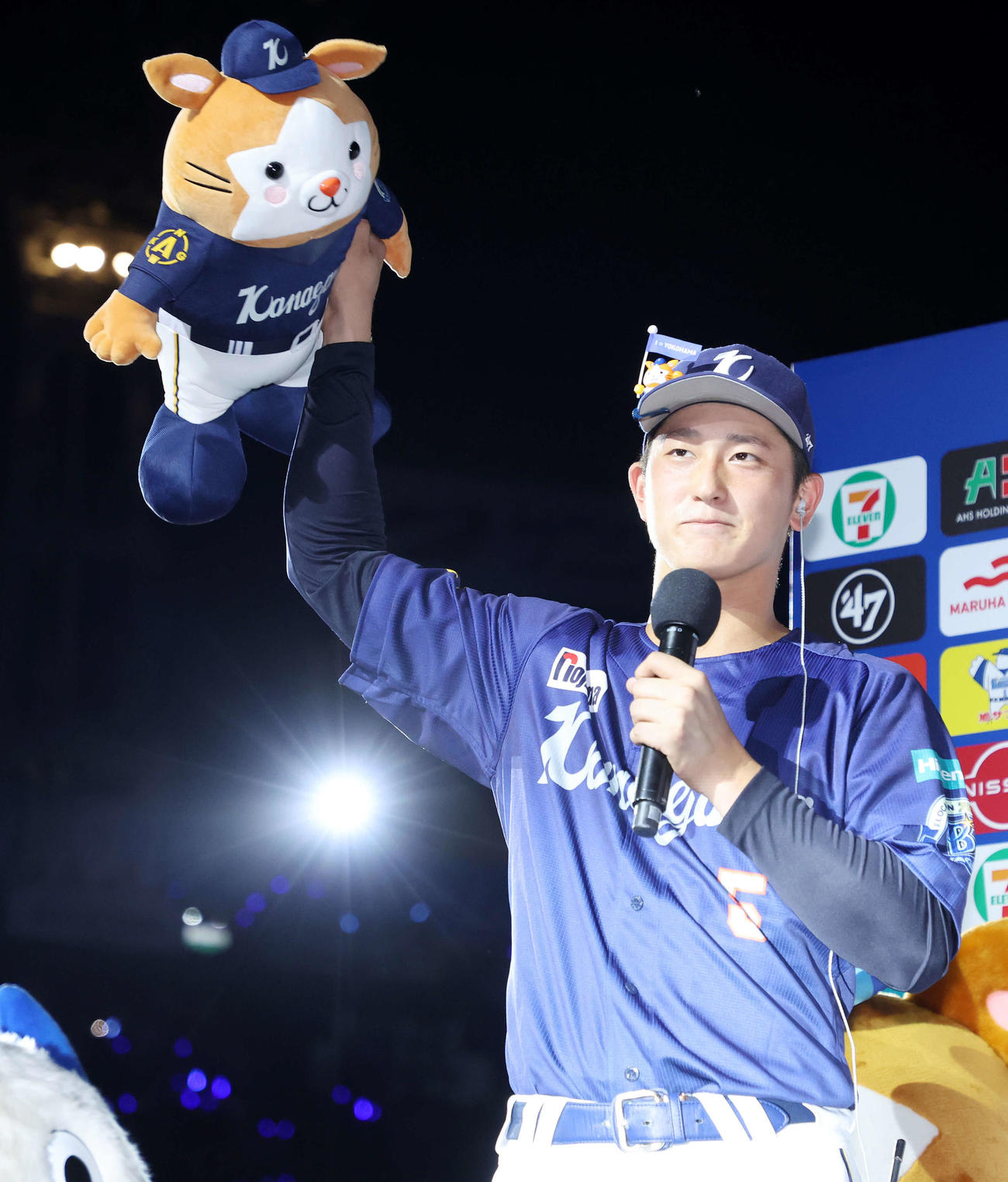 DeNA対ヤクルト　勝利しお立ち台に上がるDeNA松尾（撮影・鈴木正人）