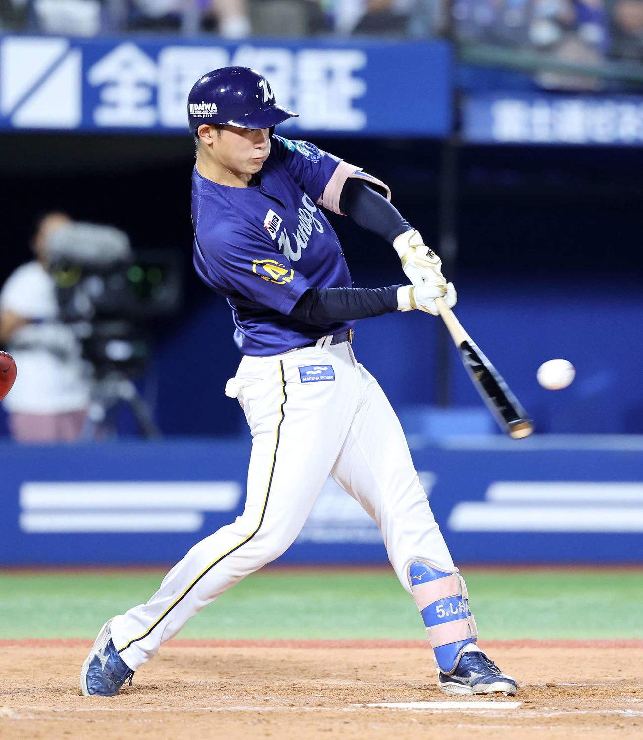 DeNA対ヤクルト　4回裏DeNA2死一、二塁、松尾は左越え適時二塁打を放つ（撮影・鈴木正人）