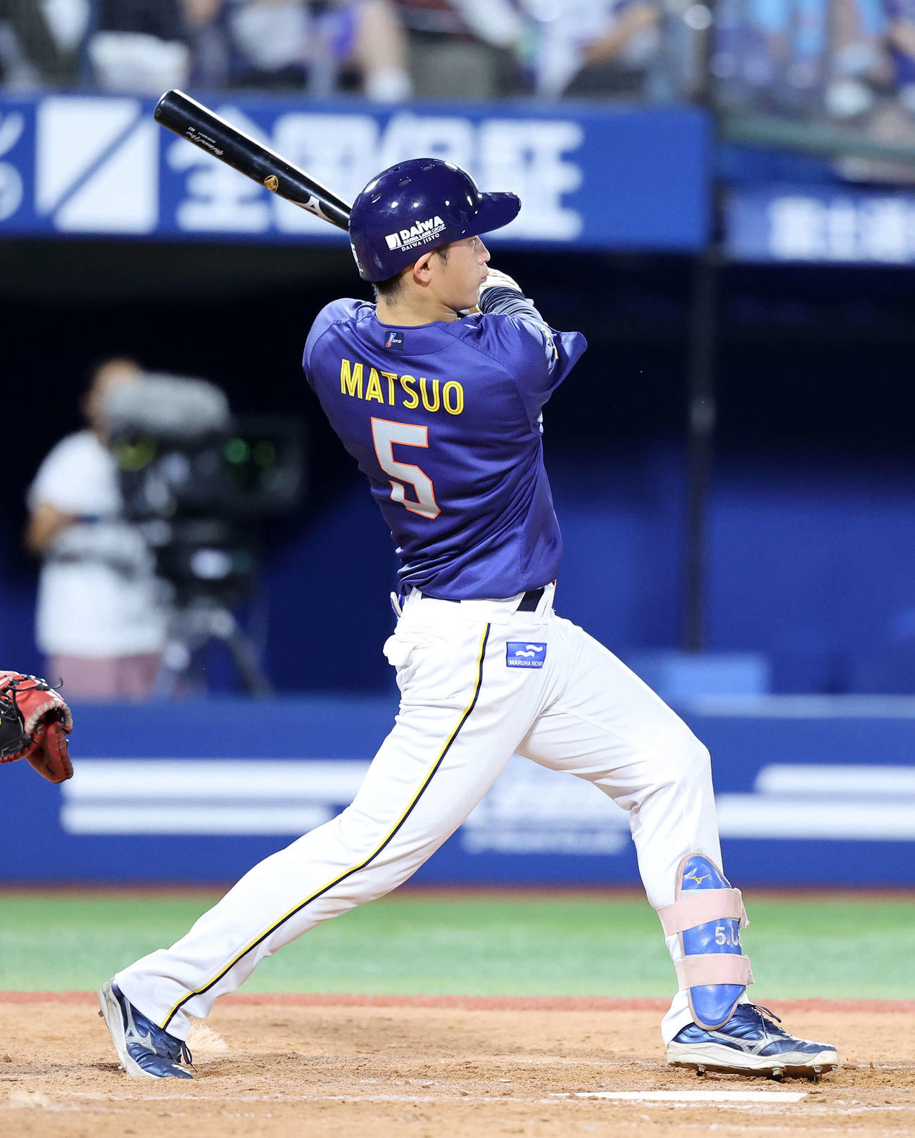 DeNA対ヤクルト　4回裏DeNA2死一、二塁、松尾は左越え適時二塁打を放つ（撮影・鈴木正人）