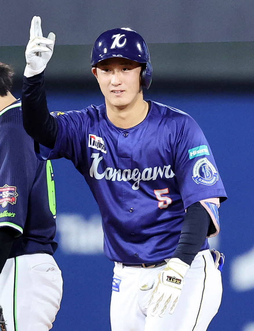 DeNA対ヤクルト　4回裏DeNA2死一、二塁、松尾は左越え適時二塁打を放ちポーズを決める（撮影・鈴木正人）