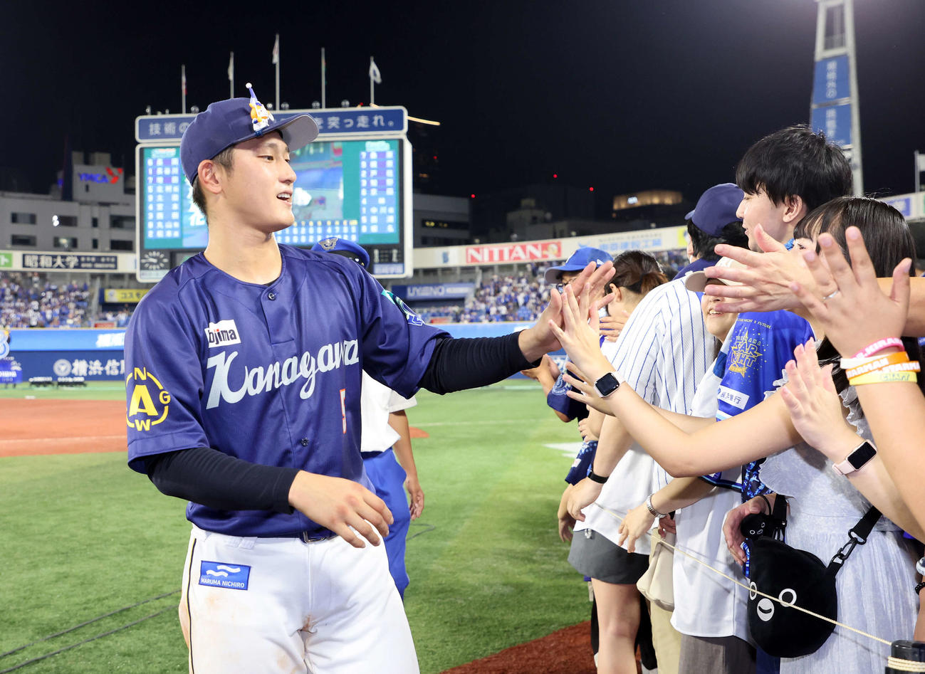 DeNA対ヤクルト　ファンとタッチし引き揚げるDeNA松尾（撮影・鈴木正人）