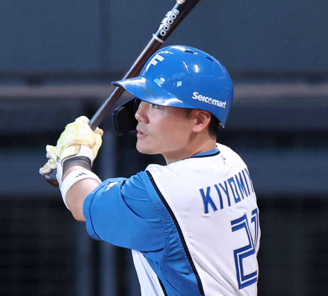 日本ハム対西武　5回裏日本ハム1死二塁、清宮は右越え2点本塁打を放つ（撮影・佐藤翔太）