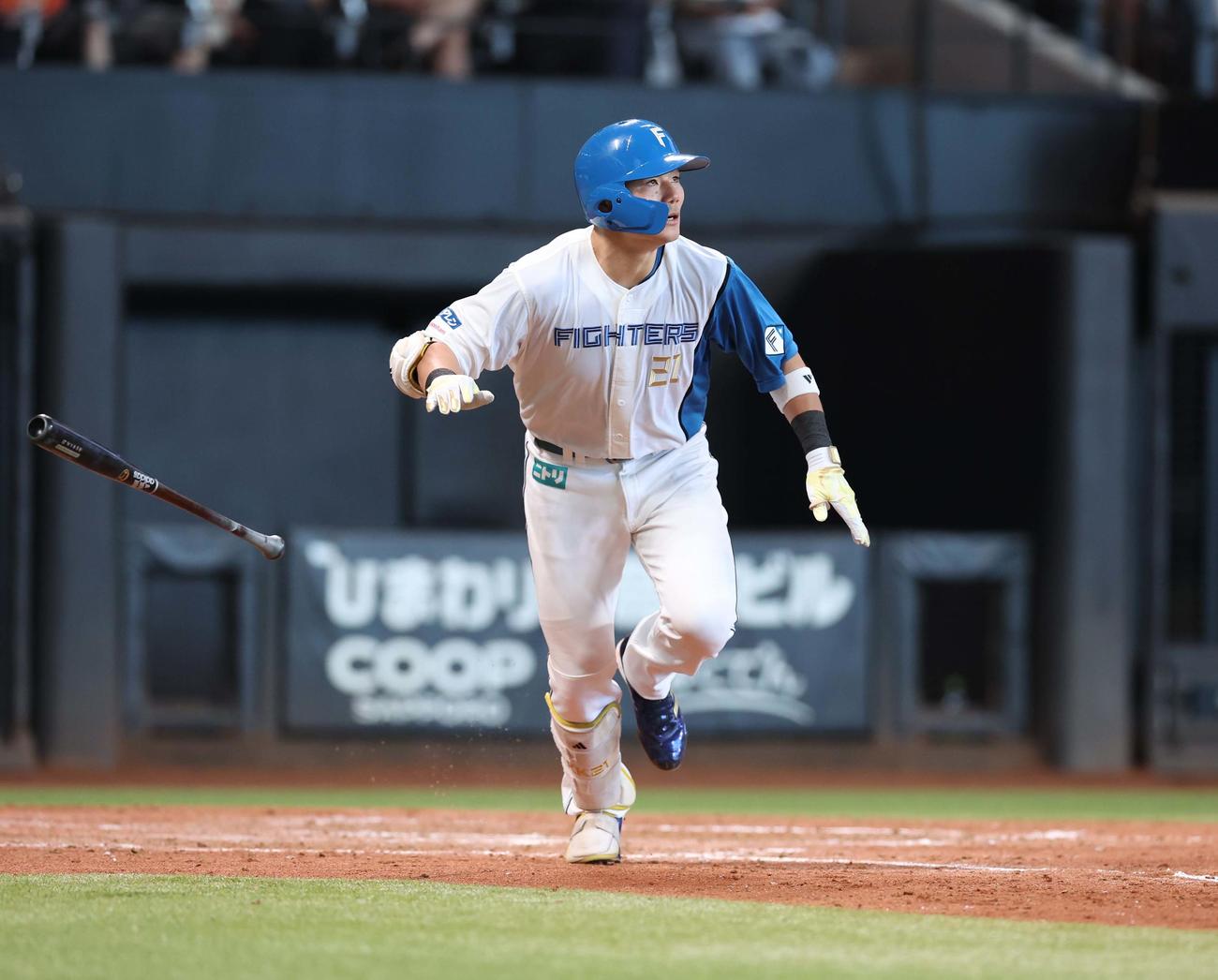日本ハム対西武　5回裏日本ハム1死二塁、右越え2点本塁打を放つ清宮（撮影・黒川智章）