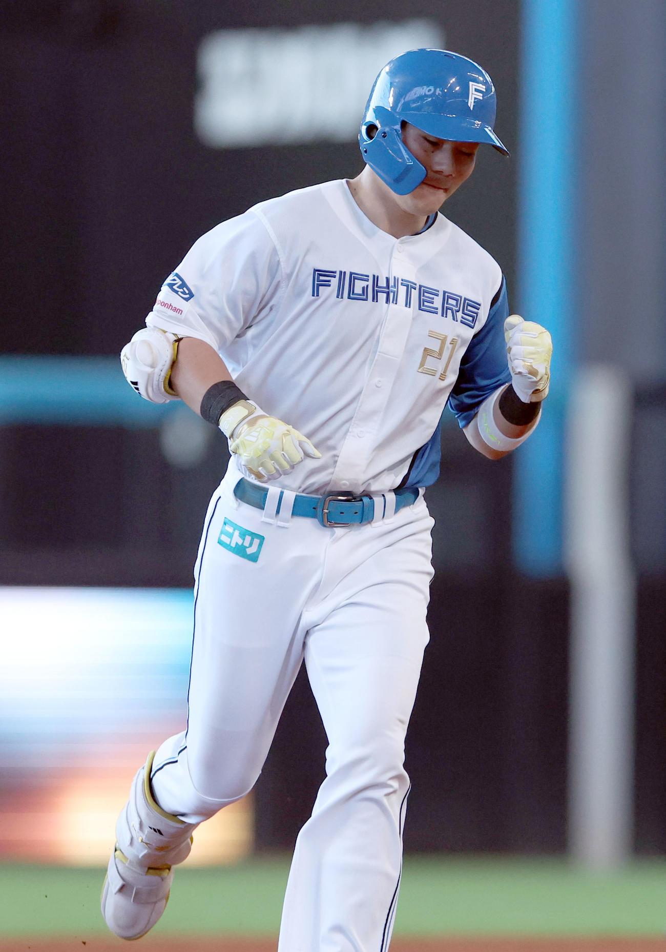 日本ハム対西武　5回裏日本ハム1死二塁、清宮は右越え2点本塁打を放ちガッツポーズをする（撮影・佐藤翔太）