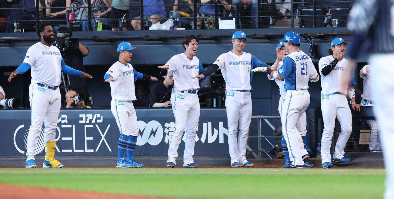 日本ハム対西武　5回裏日本ハム1死二塁、右越え2点本塁打を放った清宮（右手前）を出迎えるナイン（撮影・佐藤翔太）