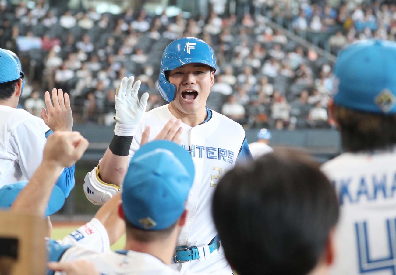 日本ハム対西武　5回裏日本ハム1死二塁、右越え2点本塁打を放った清宮はナインに出迎えられ笑顔（撮影・黒川智章）