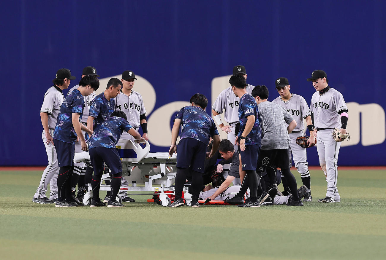 中日対巨人　5回裏中日1死二塁、板山の打球の捕球を試みた際、負傷し担架で運ばれるヘルナンデス（撮影・足立雅史）