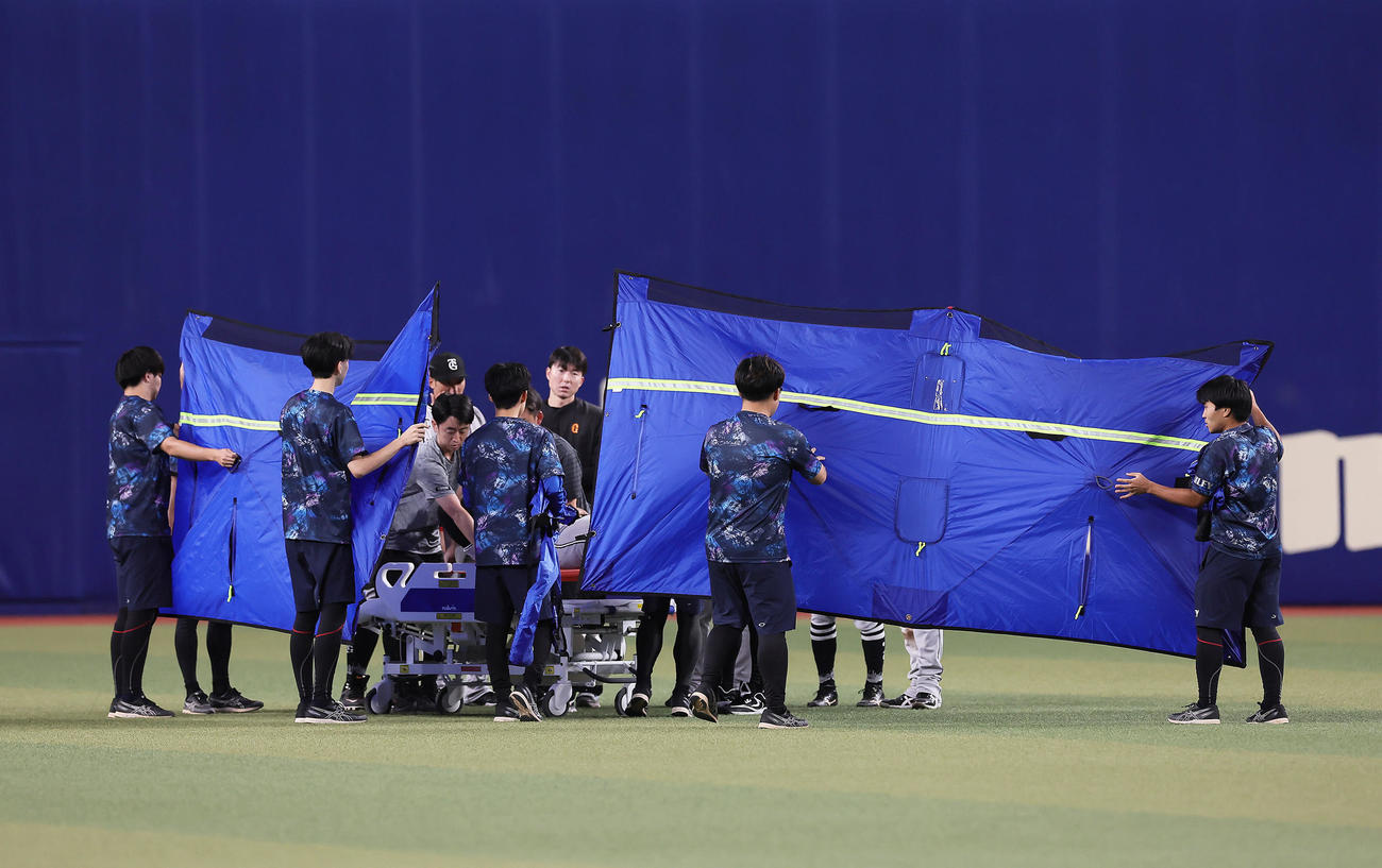 中日対巨人　5回裏中日1死二塁、板山の打球の捕球を試みた際、負傷しシートで覆われながら担架で運ばれるヘルナンデス（撮影・足立雅史）